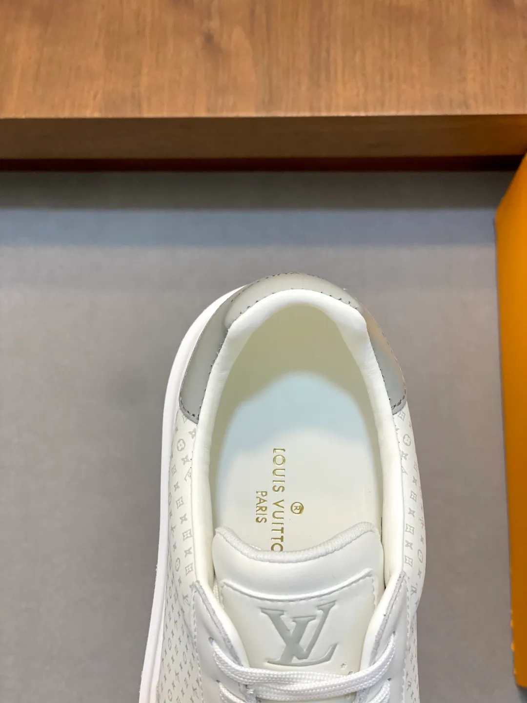 Factory price: 400💰LV🆕 New men's high-end casual sports shoes, using imported first-layer cowhide silk-screened brand lougou, original ultra-light men's shoes 💰u outsole, wear-resistant and comfortable, Monogram lougou embellished rubber outsole, breathable mesh lining, versatile classic style! Size: 38-44 (.45, 46 customized)